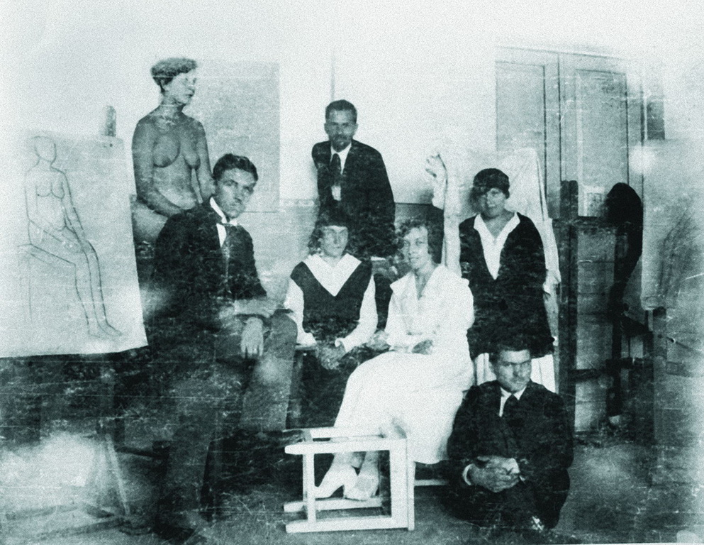 Учні майстерні М. Бойчука в УАМ. Зліва — направо: М. Касперович, А. Іванова, С. Колос, К. Бородіна, М. Трубецька, Т. Бойчук. 1920-1921 рр. Фоторепродукція*