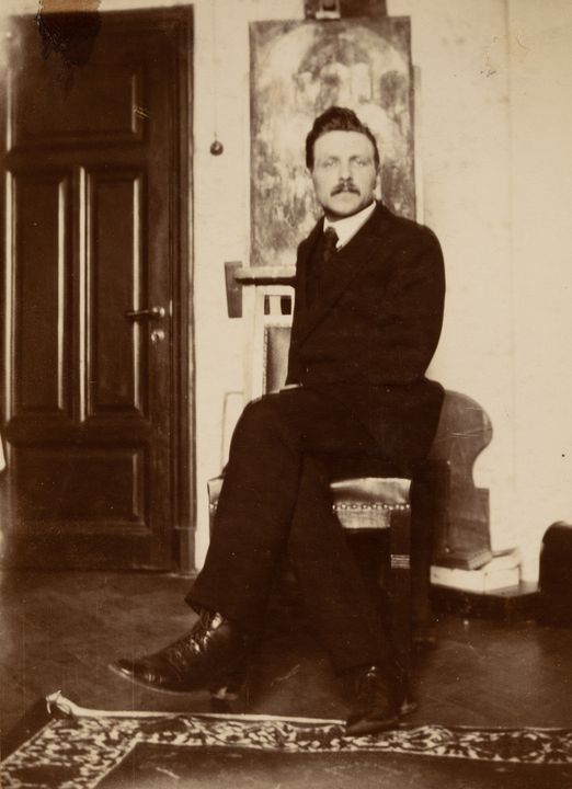 Михайло Бойчук в майстерні-помешканні в будинку НТШ у Львові. 1914 р.