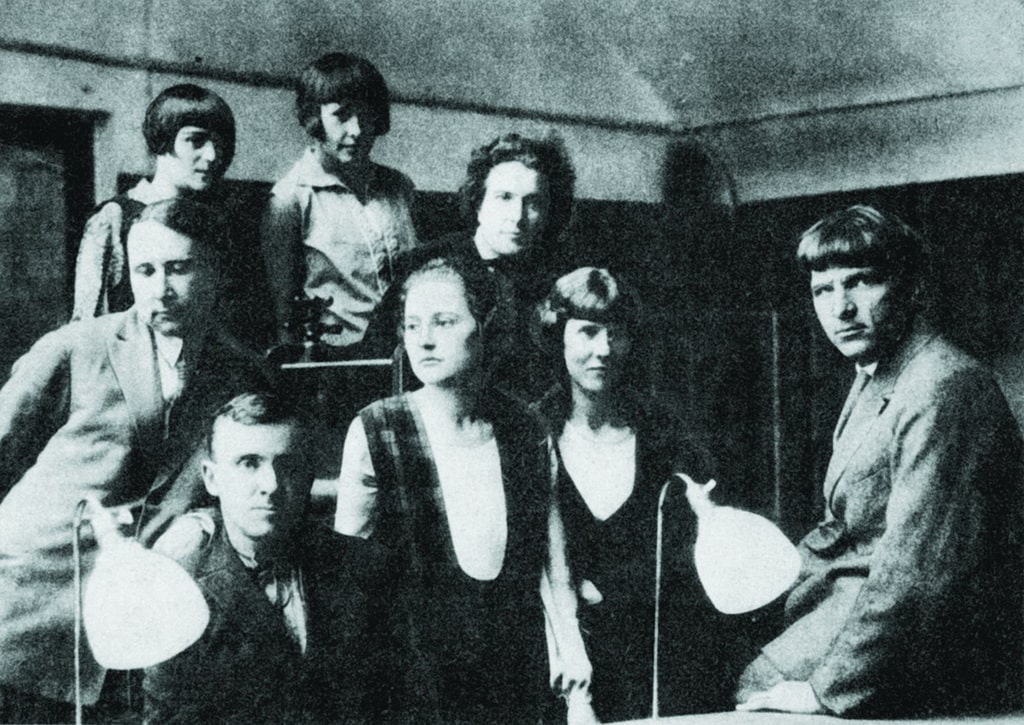 Іван Падалка зі студентами та викладачами Харківського художнього інституту. Фото. Харків. 1934р.