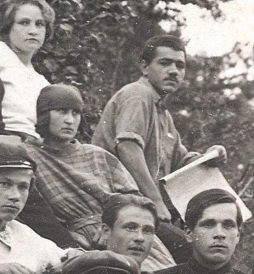 Фрагмент фото учасників Межигірської творчо-виробничої керамічної майстерні, 1926