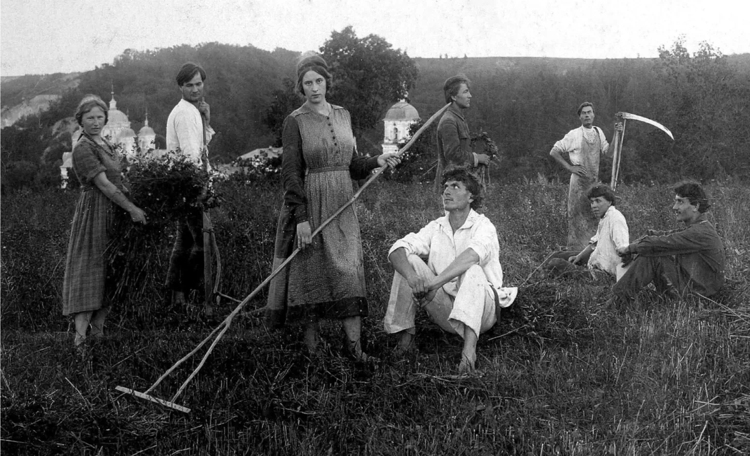 Вчителі та учні Межигірського художньо-керамічного технікуму, 1923 р. На фото Оксана Павленко, Марія Плесківська, Іван Падалка, Василь Седляр, Василь Циндря.
