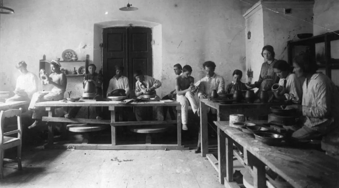 У керамічній майстерні технікуму. Межигір'я