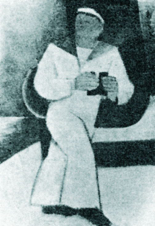 Червонофлотець з біноклем. Фоторепродукція