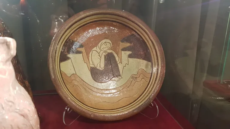 Декоративна тарілка “Дівчина на тлі межигірських круч”