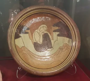 Декоративна тарілка “Дівчина на тлі межигірських круч”