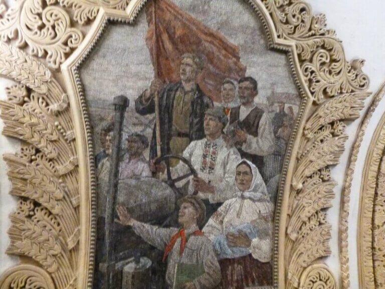 Колективізація. Мозаїка підземної станції «Київська кільцева» Московського метрополітену.